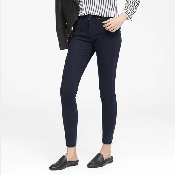 Banana Republic Denim - Banana Republic Mid Rise Dark Wash Skinny Ankle Jeans - Size 29